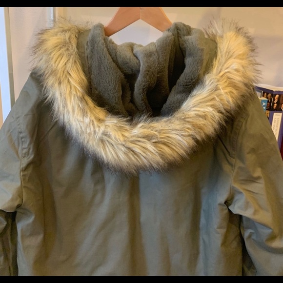 *NWT* Green Parka with fur hood 💚🤎 - Picture 4 of 4